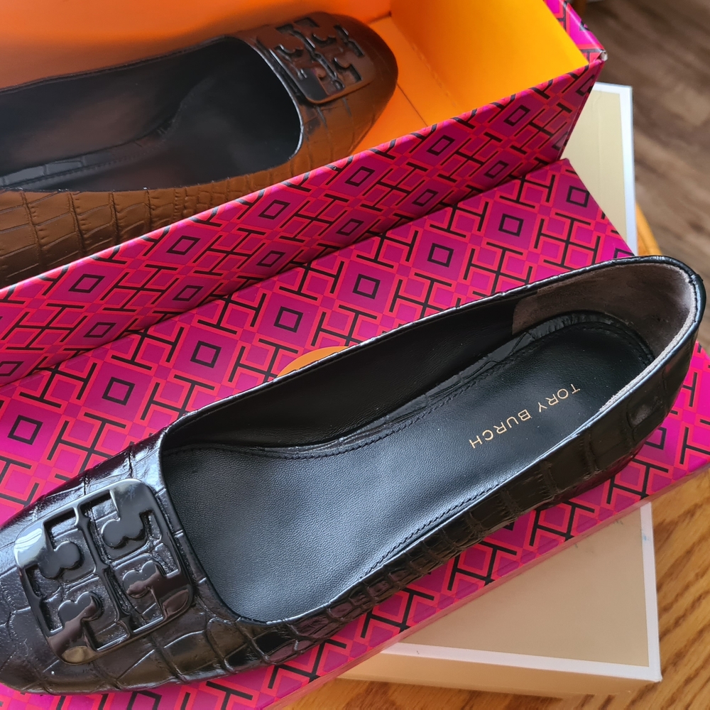 Elegant Black Leather Loafers with Cushioned Insole